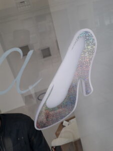 vetrofania in opalino e pvc adesivo glitterato