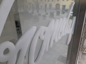 vetrofania in opalino